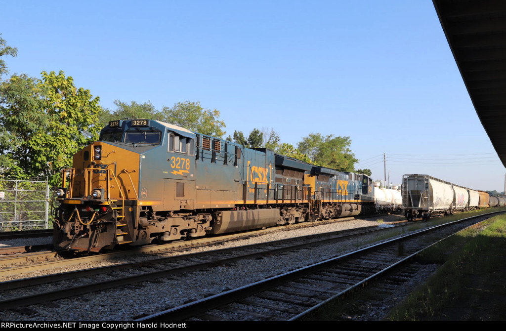 CSX 3278 works to build its train (L619-06)